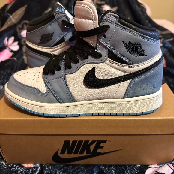 Air Jordan 1 Retro High OG 'University Blue', Size 7Y - Picture 7 of 12